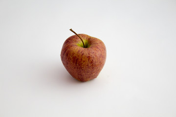 Apfel vor weißem Hintergrund