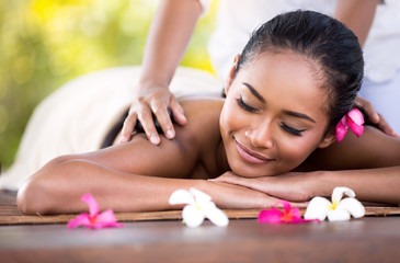 Obraz na płótnie Canvas Young woman gets a massage