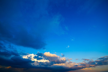 Obraz premium Clouds in the sky against a background of dawn