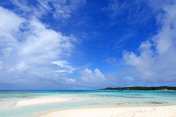 美しい沖縄のビーチと夏空