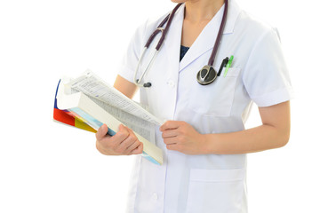 医学書を持つ女医
