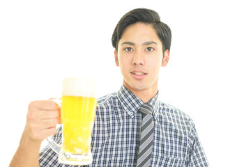 ビールを飲む笑顔のサラリーマン