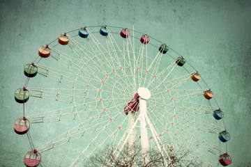 Foto op Plexiglas Retro Kleurrijk reuzenrad tegen, vintage stijl