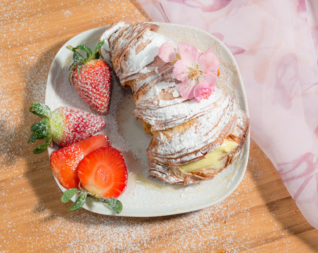 Dolce "Coda di rospo" con fragole e fiori di mandorlo