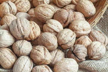 Noix dans une corbeille sur toile de jute