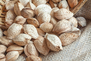 Mélange d'amandes sur toile de jute