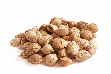 Amandes en vrac sur fond blanc