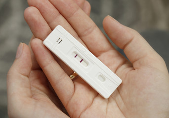 test ciążowy, dłonie - obrazy, fototapety, plakaty