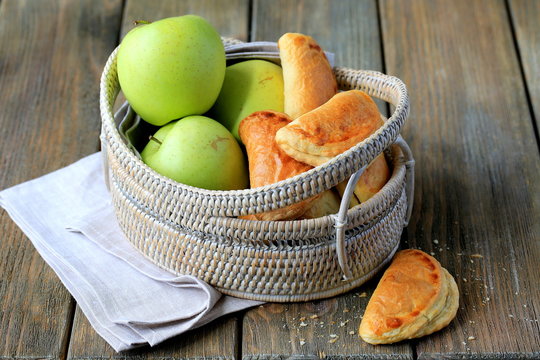 Пирожки с яблоками из слоеного теста