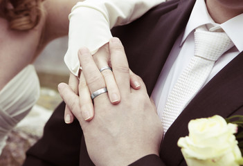 Hände mit silbernen Hochzeitsringen
