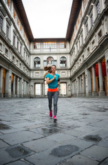 Fototapeta na wymiar Fitness woman jogging near uffizi gallery in florence, italy