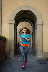 Obraz na płótnie Canvas Fitness woman jogging near uffizi gallery in florence, italy