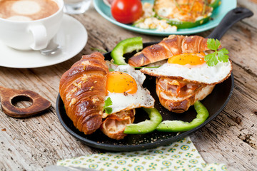 Frühstuck Croissant und Spiegelei 