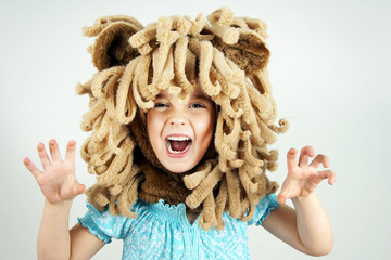 Little girl with lion mane - 81814808