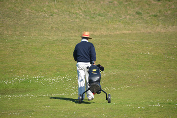 practicando golf