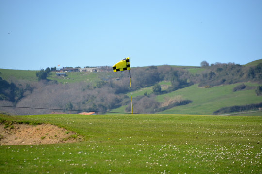 Banderin En El Hoyo De Un Campo De Golf