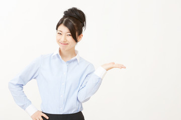 案内するビジネスウーマン