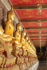 Obraz premium meditation buddha statues in wat suthat temple at bangkok