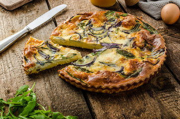Polenta quiche with red onion and herbs - 81822055