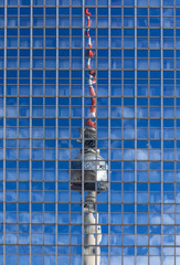 Berliner Fernsehturm spiegelt sich in einer Glasfassade