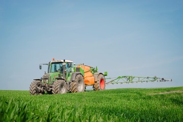 Pflanzenschutz, Traktor mit Anhängespritze auf Getreidebestand