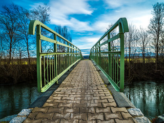 Kleine Brücke über Loisach-Kanal verspricht Bergblick