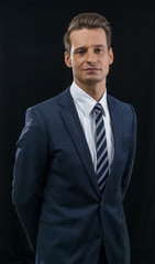 Business-Mann vor schwarzem Hintergrund