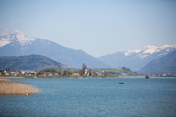 Zürichsee mit kleiner Kirche