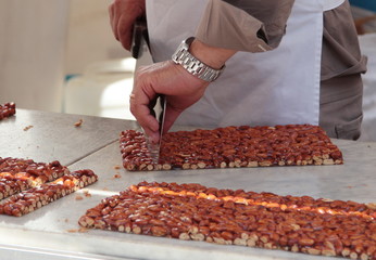 Il taglio del croccante di mandorle