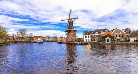 Naklejka premium Traditional Holland - vamals and windmills (Haarlem)