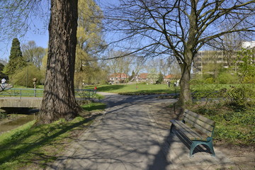 Banc &agrave; l'ombre des arbres au parc Seny au sud de Bruxelles