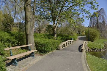 Banc près du petit pont rustique au parc Seny 