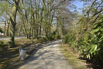 Chemin le long du boulevard du Souverain au printemps