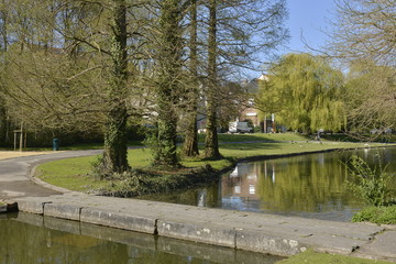 Obraz premium La passage en pierres bleues entre les deux étangs 