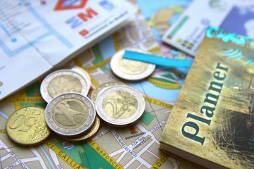 Евро и блокнот для планирования
