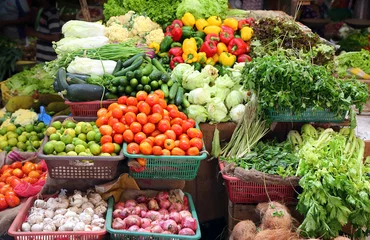 Ingelijste posters groenten op de markt in india © Kokhanchikov