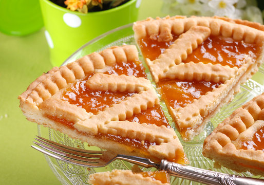 crostata di pasta frolla con confettura di albicocca