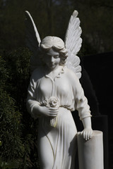 Engel mit Blumen in der Hand