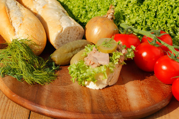 Baguette, Thunfischfilet, Salat, Gemüse