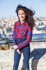 posendes Mädchen über den Dächern von Istanbul