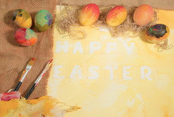 Uova dipinte a mano con pennelli su tela e carta colorata