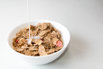 シリアルにミルクをかける