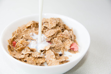 シリアルにミルクをかける