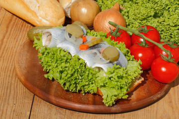 Fischbrötchen mit saurem Hering, Rollmops,Salat, Gewürzgurken, Z