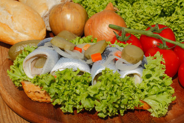Fischbrötchen mit saurem Hering, Rollmops,Salat, Gewürzgurken, Z