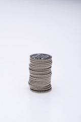 積み重ねた100円硬貨