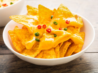 Nachos mit Käse und Chilis - nachos with cheese and chilis