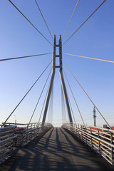 Naklejka premium Пешеходный подвесной мост в городе