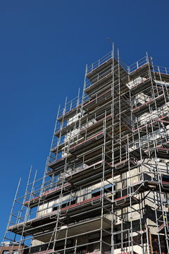 Immeuble avec échafuadage, ciel bleu