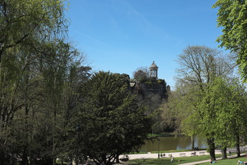 Temple d'amour, arbres et ciel bleu, Buttes Chaumont, Paris